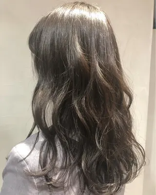 セミロング カラー カジュアルを女っぽく 𝗮𝘆𝗮𝗰𝗼のヘアスタイル