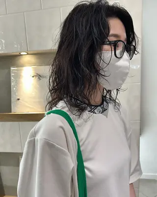 ミディアム パーマ Loom.所属・村上雅人 ナチュラルモードのヘアスタイル