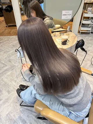 ロング カラー ミルクティー× グレージュMOMOのヘアスタイル