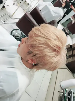 ショート カラー メンズ ブリーチカラー🌈 嘉名 真樹のヘアスタイル