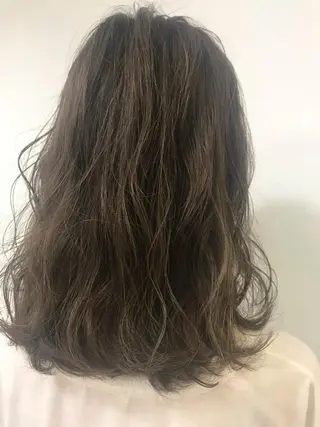 ロング カラー いけだ　ひかり ハイライトくびれヘアのヘアスタイル