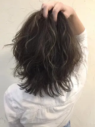 ミディアム カラー 韓国レイヤー外国人風 透明感カラー髪質改善のヘアスタイル