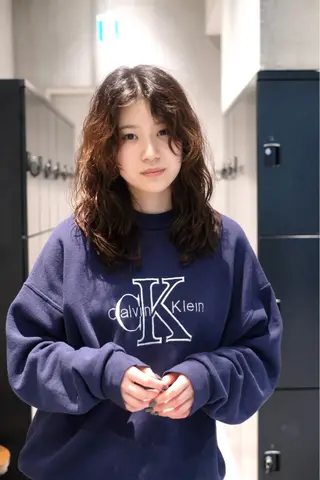 セミロング パーマ 瓜谷 亮磨のヘアスタイル