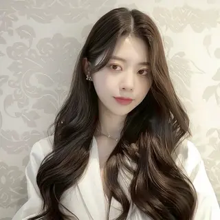 ロング カラー 岡田 佳子のヘアスタイル