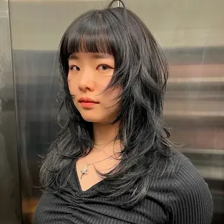 ミディアム ウルフとデザイン カラーの神のヘアスタイル