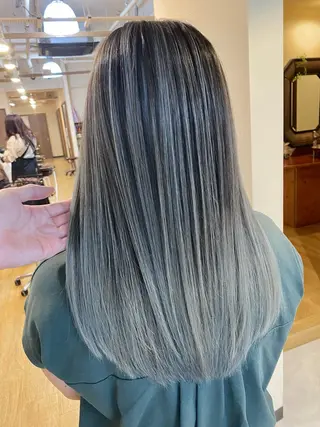 セミロング 白髪ぼかし バレイヤージュ志鎌のヘアスタイル