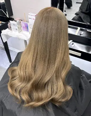 カラー ロング ベルグロー アルファのヘアスタイル