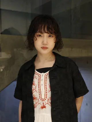 ミディアム パーマ NERO 眞下秋歩のヘアスタイル