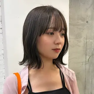 ミディアム カラー mina / 透明感ベージュカラーのヘアスタイル