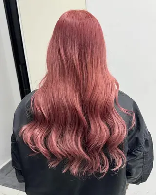 カラー urara /ブリーチ/艶カラーのヘアスタイル