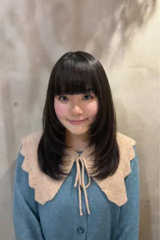 セミロング りく　レイヤーカット ケアブリーチのヘアスタイル