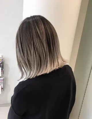 ミディアム カラー ブリーチ/ハイトーン /大人バレイヤージュのヘアスタイル