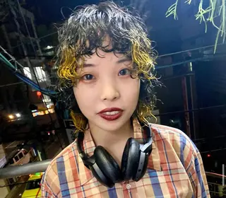 ショート カラー パーマ qiie/ワンカラー インナーカラーのヘアスタイル