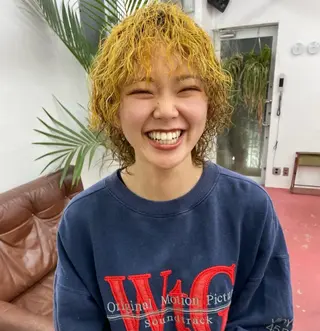 ショート カラー パーマ qiie/ワンカラー インナーカラーのヘアスタイル