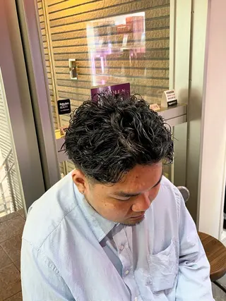 パーマ メンズハイトーン 北斗💍レイヤーのヘアスタイル