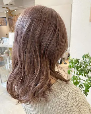 ミディアム カラー Rin:nel hair所属・Takanishi くすみベージュカラーのヘアスタイル