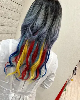 セミロング ヘアアレンジ 今村公介 ブリーチ特化、派手髪のヘアスタイル