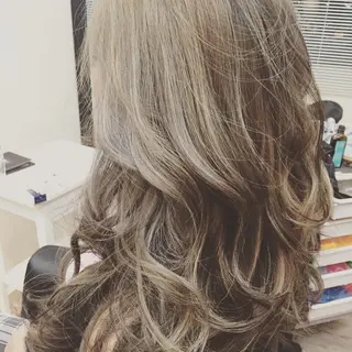 ロング カラー 鶴見 和美のヘアスタイル