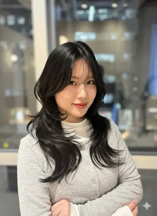 セミロング カラー 赤み消しカラー🪽 透明感カラー🪽のあのヘアスタイル