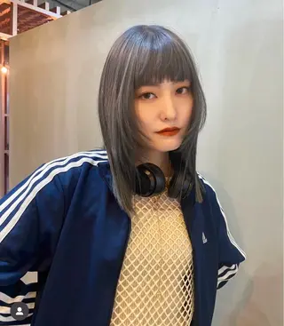 ミディアム 透明感/グレージュ/ レイヤー/ 青空のヘアスタイル