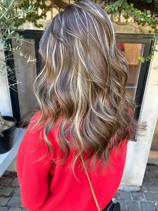 ミディアム 白いハイライト🤍 タナカリョウスケのヘアスタイル