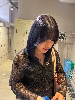 セミロング 寒色＆ブリーチ特化 寒色MiOのヘアスタイル