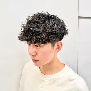 ミディアム パーマ ヘアアレンジ メンズ 顔まわりカット の達人のヘアスタイル