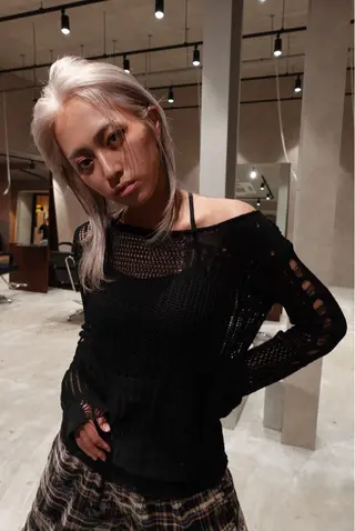 セミロング isseiハイトーン /韓国レイヤーのヘアスタイル