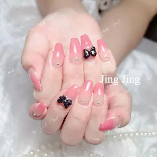 ネイル 🦋 Queenieのネイルデザイン