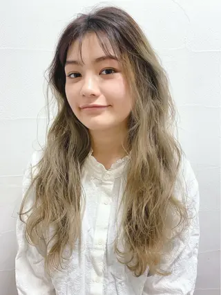 ロング カラー パーマ 【透明感カラー✖️ 髪質改善】カナ🌸のヘアスタイル