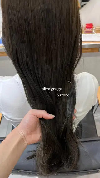 ロング ブリーチなしカラー /ベージュカラーのヘアスタイル