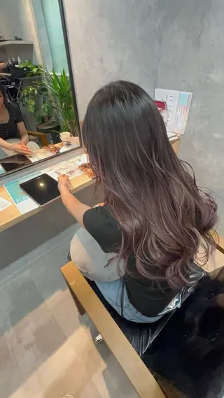 ロング motoトップカラー リスト/ブリーチカラのヘアスタイル