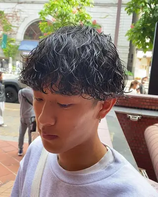 パーマ メンズ 三ノ宮フェザーパーマ 蕃本 啓利のヘアスタイル