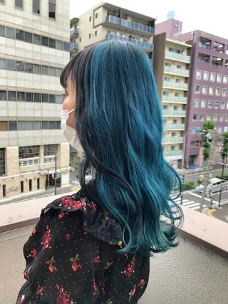 セミロング 寒色＆ブリーチ特化 寒色MiOのヘアスタイル