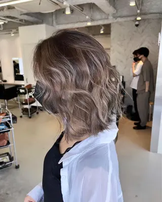 ミディアム karin💋海外 バタフライカットのヘアスタイル