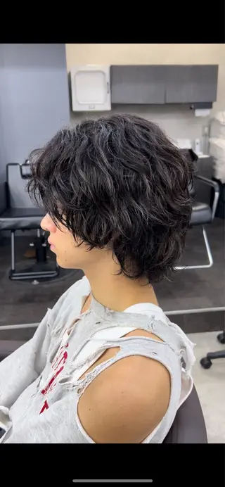 ミディアム パーマ モナン新宿所属・曲がる縮毛 メンズ 毛流れ 佐々木 優のヘアスタイル