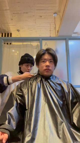 営業風景です！！
お客様と他愛のない話や、スタイルや、スタイリングについてのお話し、基本的にずっと喋ってます！！
無語になることはないので、お話しすることが好きな方は是非 