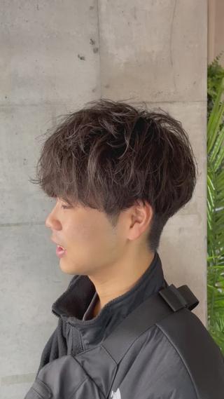 メンズマッシュスタイル
.

美容室でcutしてもらった日はいい感じのセットなのに、自分でやるとなかなか上手くできないってそんな経験ありませんか？？
その問題僕のcutで解決します︎
自分でもスタイリングしやすいように毛量調節をし、スタイリングのやり方、コツまでしっかりお伝えさせて頂きます
髪について全て気になること相談して下さい︎︎

お客様1人1人に似合うヘアスタイルを一緒に考え、提案させて頂きます
髪で、その人の第一印象はほぼ決まります。
そこで、損するのはもったいないですし、他人との差をつけるチャンスです
髪が変われば雰囲気が変わり、雰囲気が変われば好きな服や周りの友達も変わり、人生が変わるんじゃないかと僕は思います！
そのお手伝いを僕に任せてくれませんか？ 