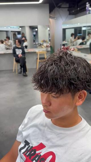 波巻きの柔らかい質感が特徴のクリームパーマです！

細かい薬剤選定でお客様に最適なダメージレスパーマを提供します！ 