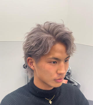 シルバーがかっこいい！　
メンズショートウルフのヘアスタイルです！ 