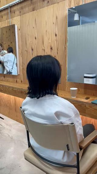 ロング→ミディアムボブの大変身！

**劇的スタイルチェンジ**で印象アップ！

施術内容
- 肩下ロングから肩上ミディアムボブへカット
- 色あせた髪に深みのあるネイビーカラーを投入

 仕上がりの魅力
- トーンの低いネイビーが髪に艶と深みを演出
- お手入れしやすく、スタイリングも簡単
- 大人の上品さを引き出すシルエット

思い切ったスタイルチェンジで、より洗練された印象に 