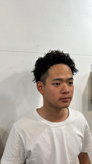 スパイキーショートピンパーマ
立体感と動きでワイルドにキマる髪型
軽やかな束感で爽やかさと男らしさUP
ピンパーマで自然な動きを演出するショート
清潔感と躍動感を両立したスパイキースタイル 