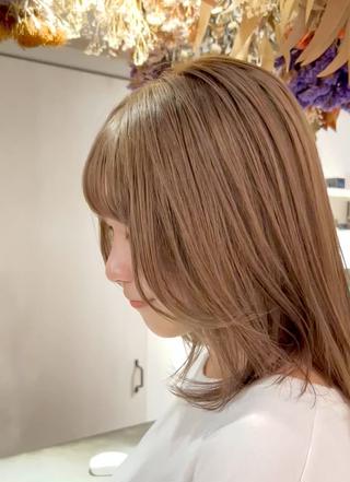 顔周りレイヤーカット×ミルクティーベージュカラー