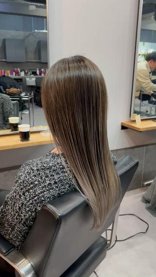 ロング カラー ミルクティーカラー グレージュ　高山慧輔のヘアスタイル