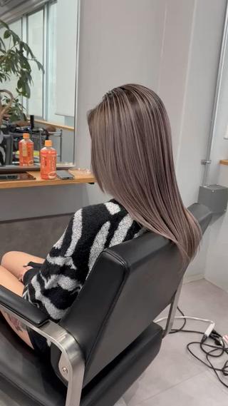 ロング カラー ミルクティーカラー グレージュ　高山慧輔のヘアスタイル