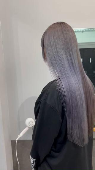 ロング カラー ミルクティーカラー グレージュ　高山慧輔のヘアスタイル