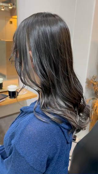 セミロング ミルクティーカラー グレージュ　高山慧輔のヘアスタイル