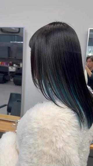 セミロング カラー ミルクティーカラー グレージュ　高山慧輔のヘアスタイル