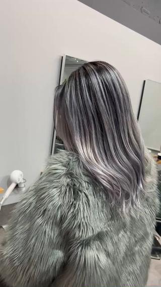 ミディアム カラー ミルクティーカラー グレージュ　高山慧輔のヘアスタイル