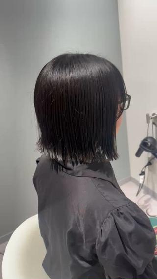 少し前下がりの切りっぱなしボブ 